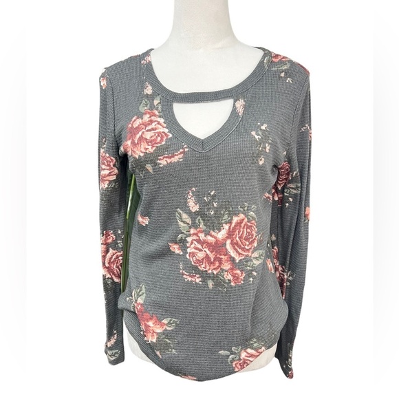🩷 3/$20 Maurices medium 24/7 Gray Floral Cut Out Neck Textured Tee - Picture 3 of 10